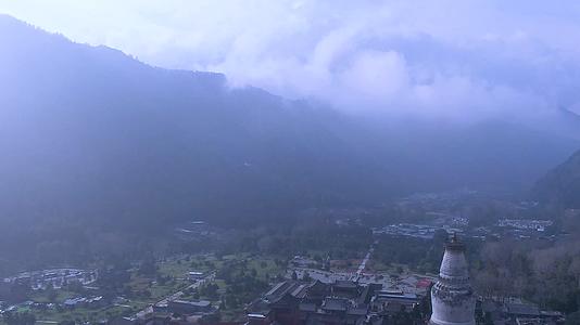航拍山西五台山灵鹫峰菩萨顶禅院视频的预览图