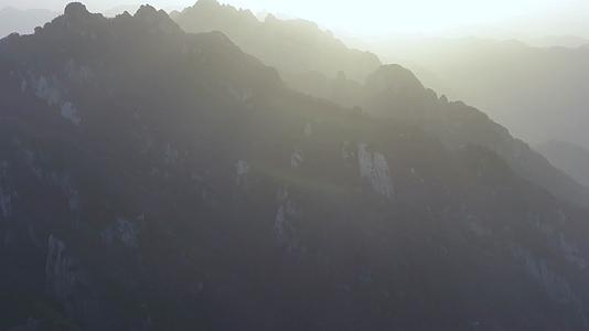 4k航拍河南洛阳老君山的山群视频的预览图