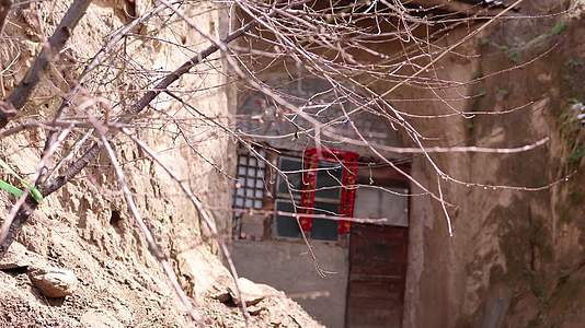 农村老屋窗户和室内老物件视频的预览图