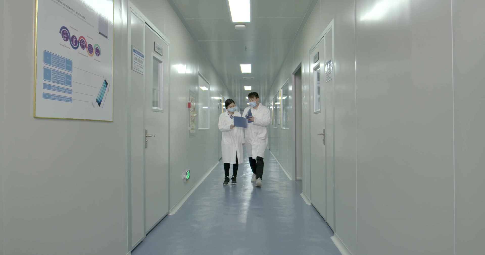 工作人员走在医疗实验室的过道视频的预览图