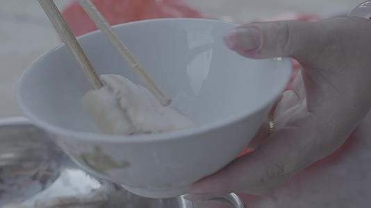 用筷子将煮好的肉夹进碗里视频的预览图