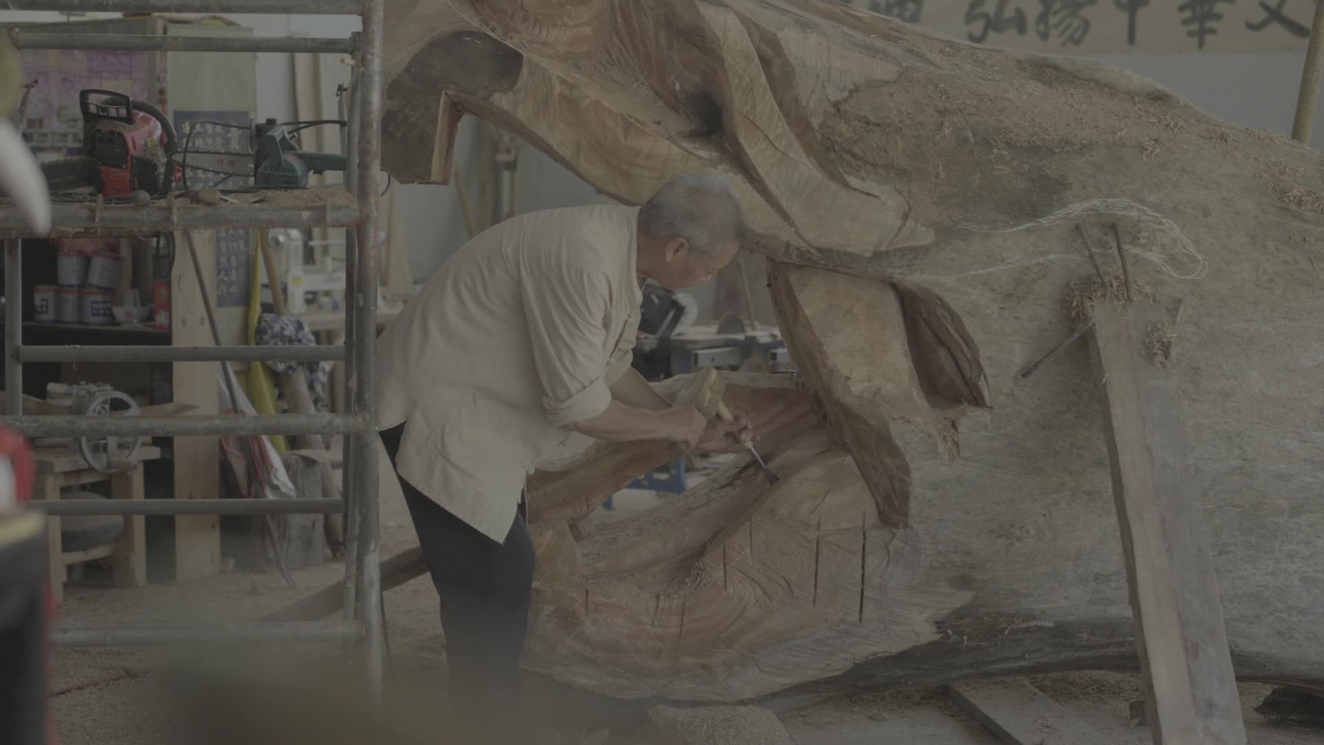 镇远工匠雕刻龙舟龙首视频的预览图