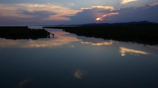 广西江河及天空夕阳倒影航拍视频的预览图