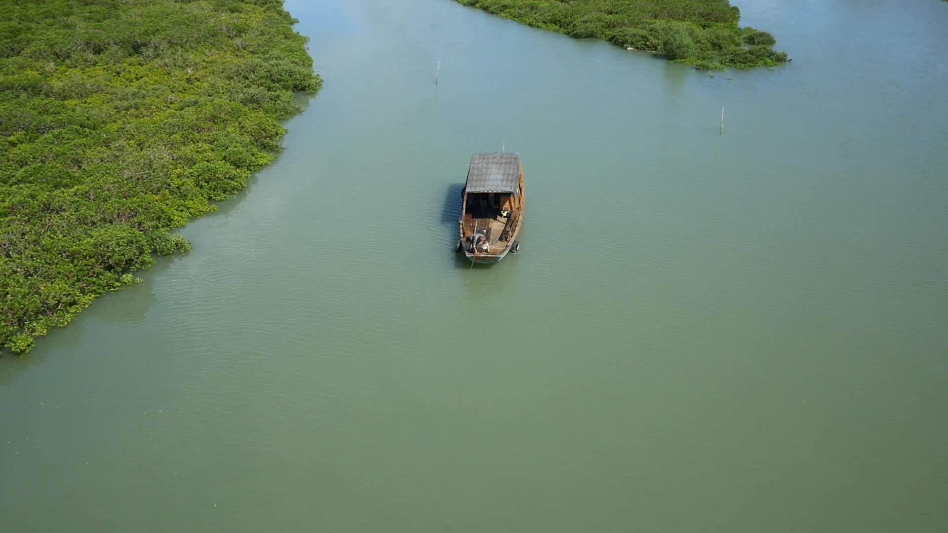 广西山口江上行舟视频的预览图