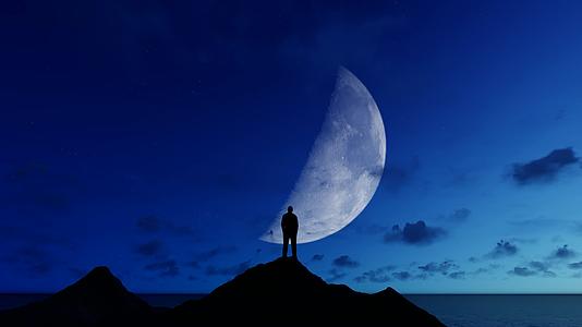 站山顶仰望月亮变化的人视频的预览图