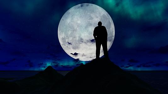站山顶仰望月亮变化的人视频的预览图