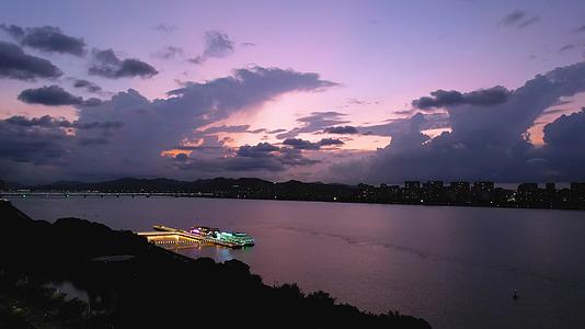 航拍杭州钱塘江夜游滨江码头夜景视频的预览图