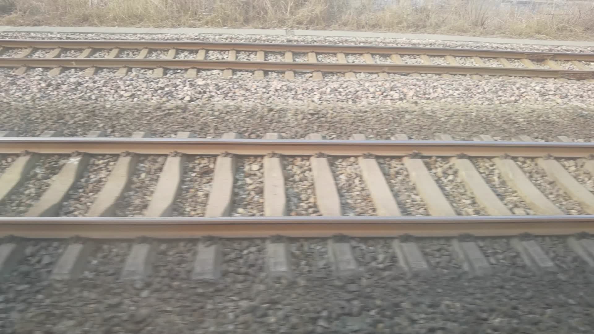 列车行驶车窗外的铁轨2视频的预览图