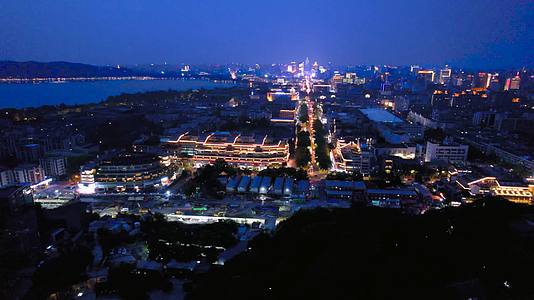 拍杭州吴山城隍阁建筑夜景视频视频的预览图