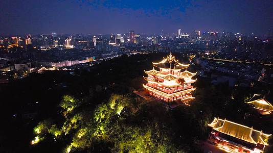 拍杭州吴山城隍阁建筑夜景视频视频的预览图