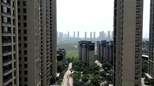 城市高层住宅穿越航拍高清视频的预览图