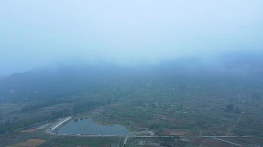 山延时云雾缭绕山脉下雨时的山视频的预览图