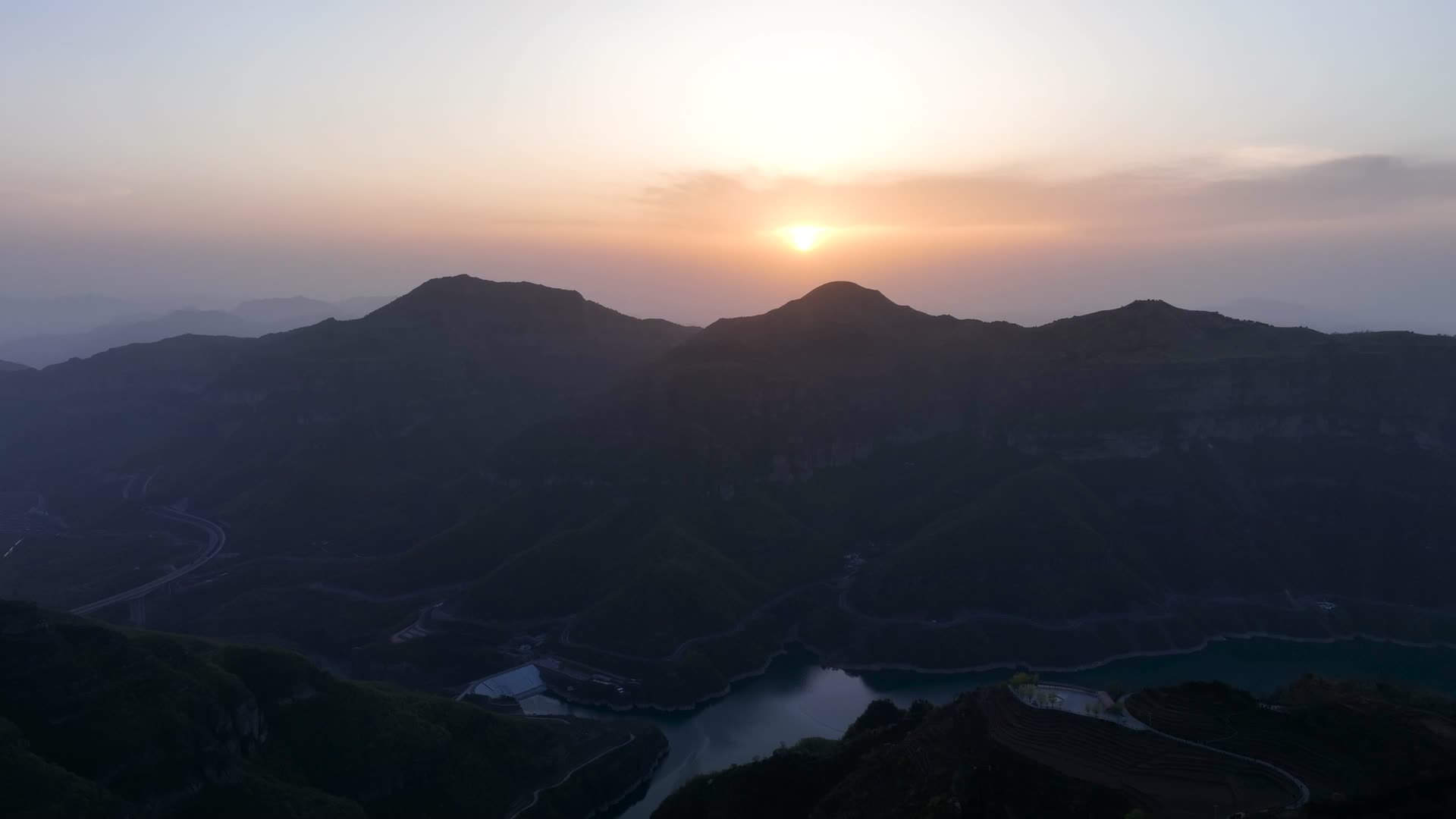 4K航拍河南安阳林州太行大峡谷视频的预览图