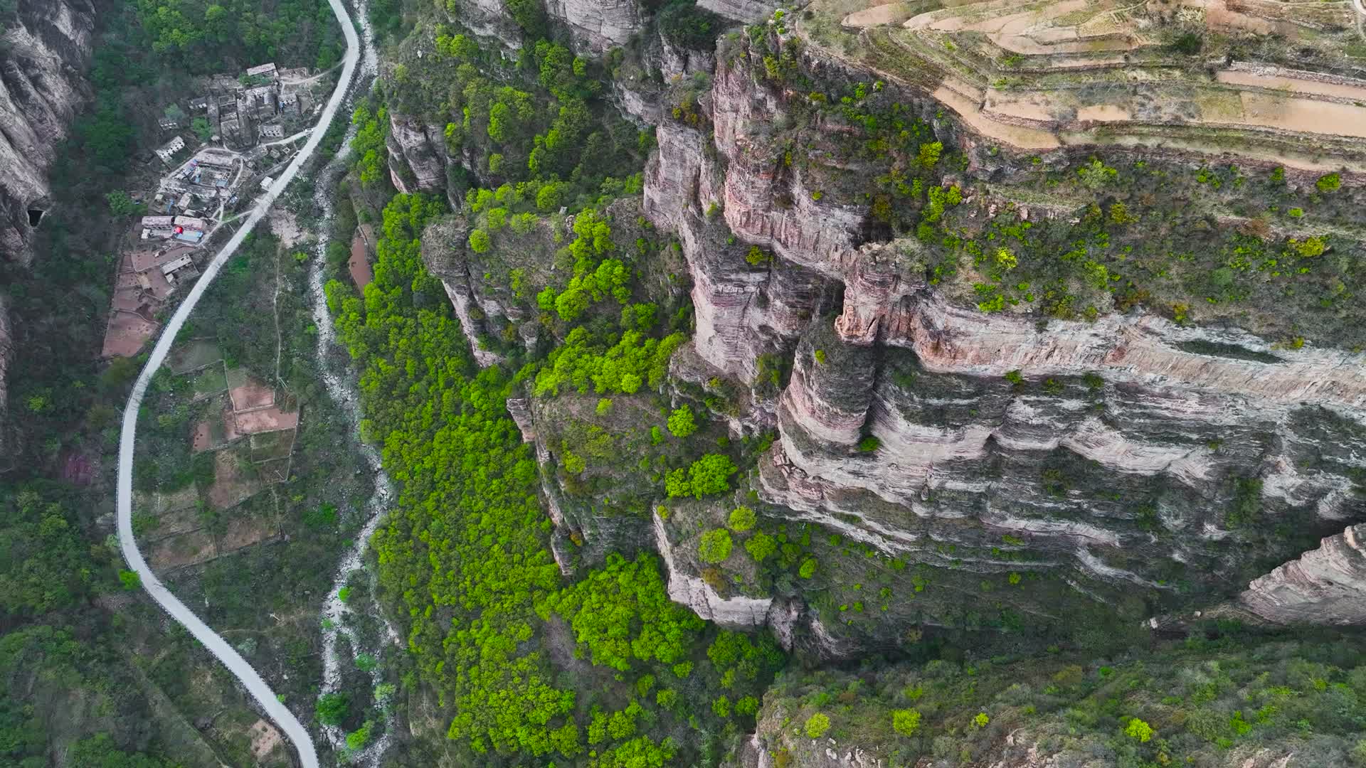 4K航拍河南安阳林州太行山盘山公路视频的预览图