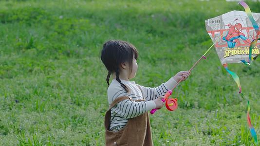 少年儿童效游游玩吹泡泡放风筝奔跑林间草地航拍含LOG文件视频的预览图