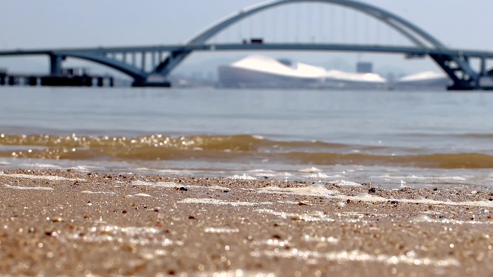 厦门五缘湾大桥建筑和海水沙滩高清视频的预览图