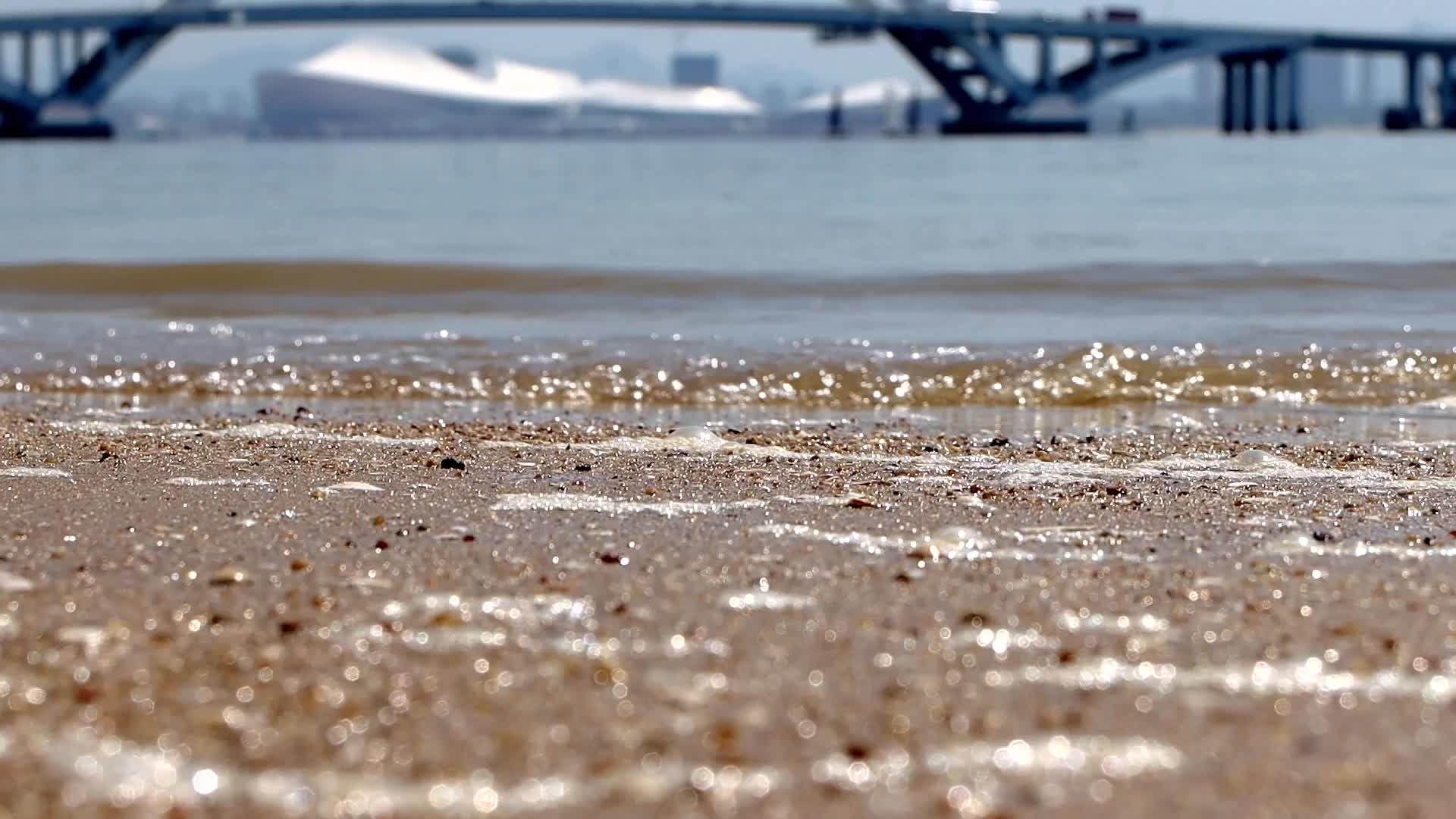 厦门五缘湾沙滩海浪和大桥建筑高清视频的预览图