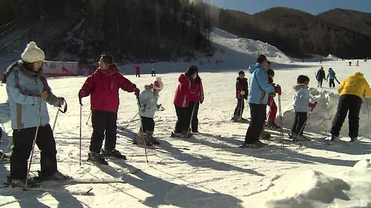 儿童滑雪场滑雪嬉戏视频的预览图
