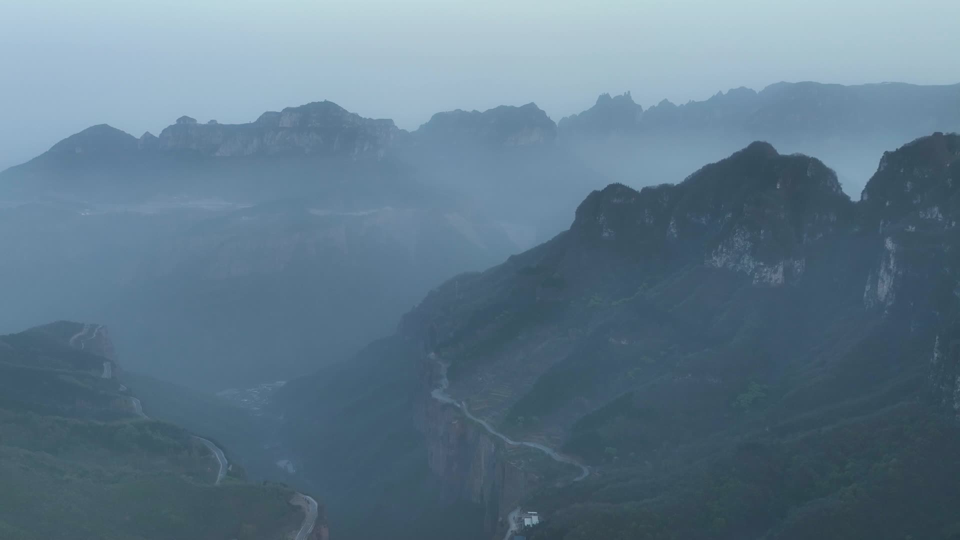 4K航拍河南新乡市太行山郭亮挂壁公路风景视频的预览图