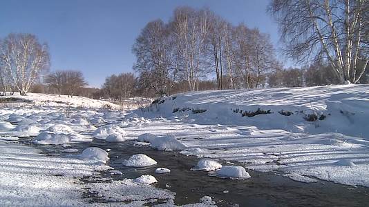 水溪小雪河流视频的预览图