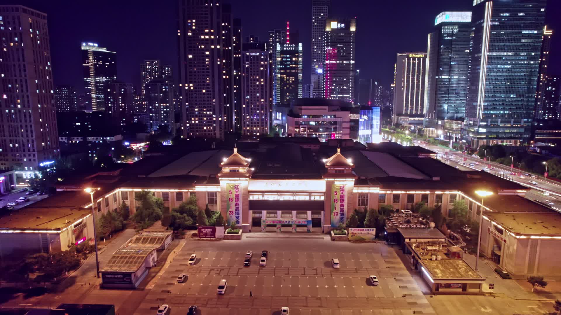 沈阳工业展览馆夜景航拍视频的预览图