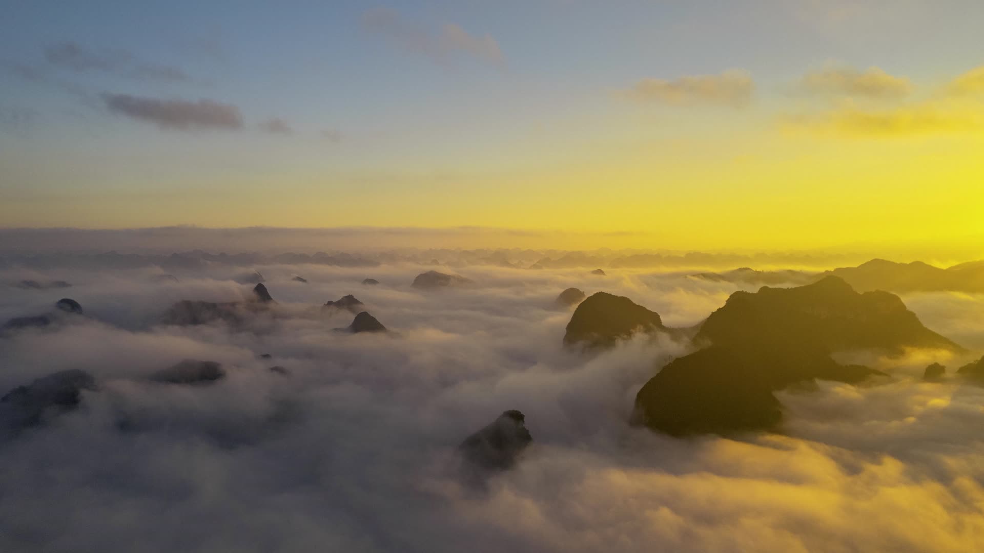 4K延时航拍靖西旧州云层上的风景视频的预览图