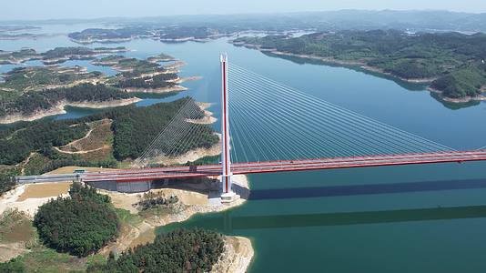 4K湖北丹江口特大桥基建车流航拍视频视频的预览图