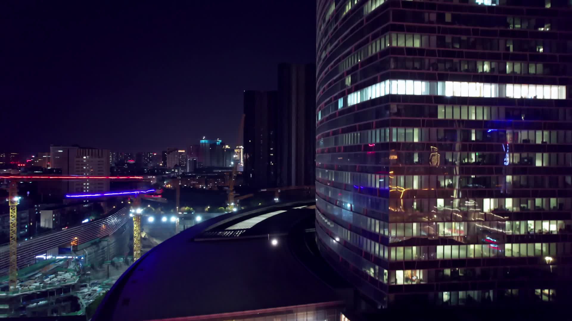 城市高楼建筑商务工作深夜慢慢升高航拍视频的预览图
