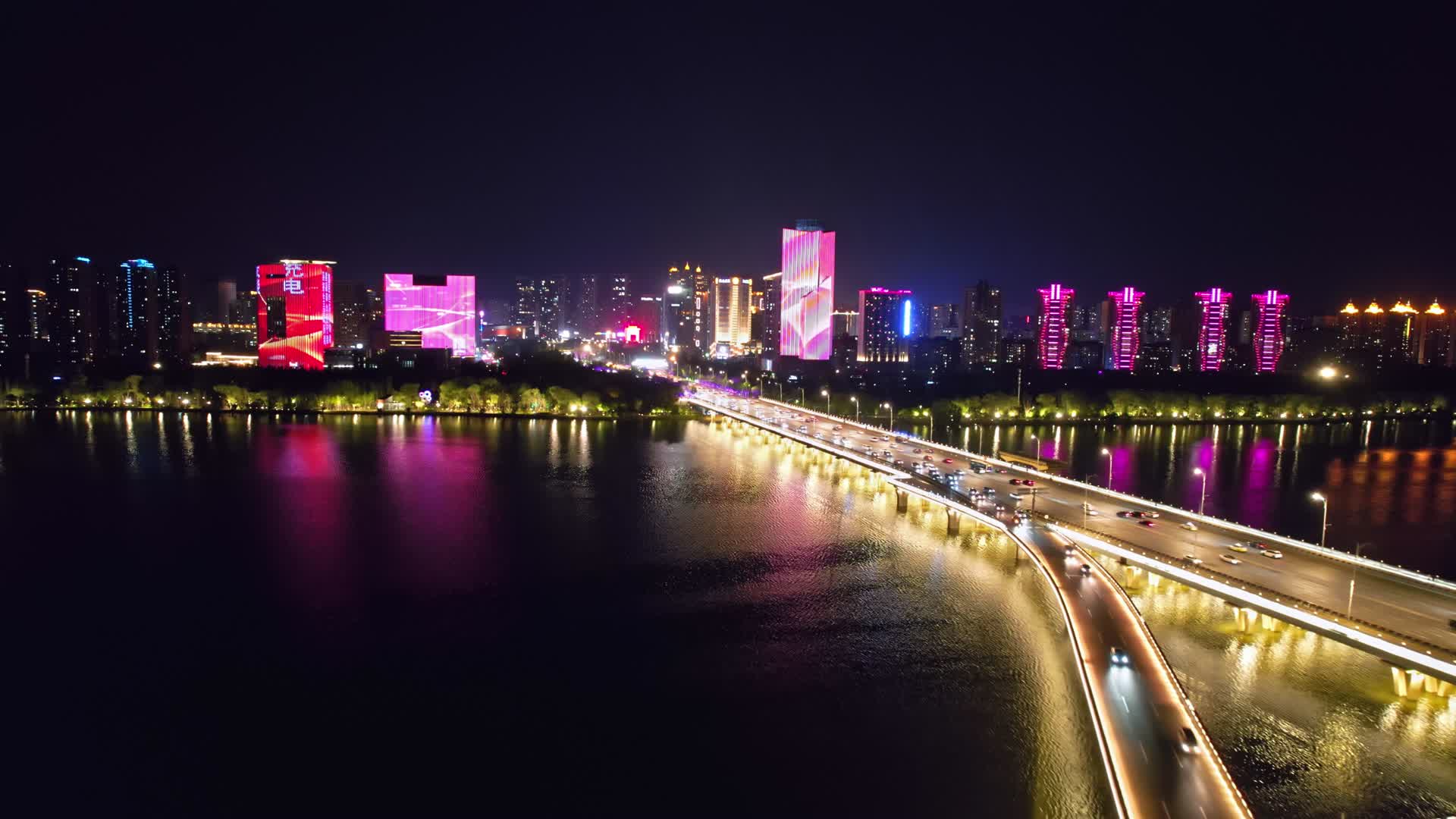 城市河岸边建筑夜景航拍视频的预览图
