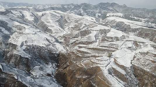 山西黄土高原冬季雪景视频的预览图
