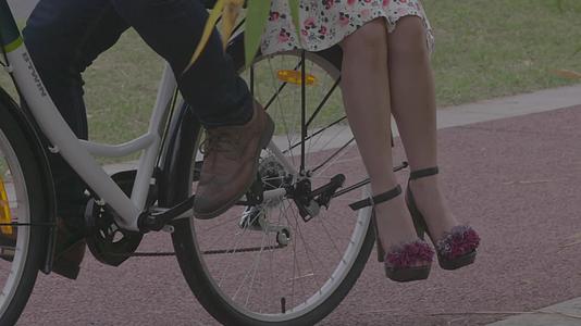 M1成都婚纱骑自行车的情侣坐在自行车后座的女孩视频的预览图