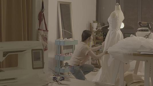M1成都婚纱设计师打板视频的预览图