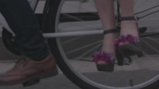 M1成都婚纱自行车车轮转动视频的预览图
