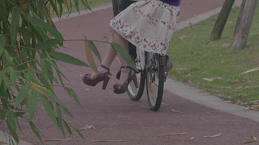 M1成都婚纱做在自行车后座的女孩背影视频的预览图