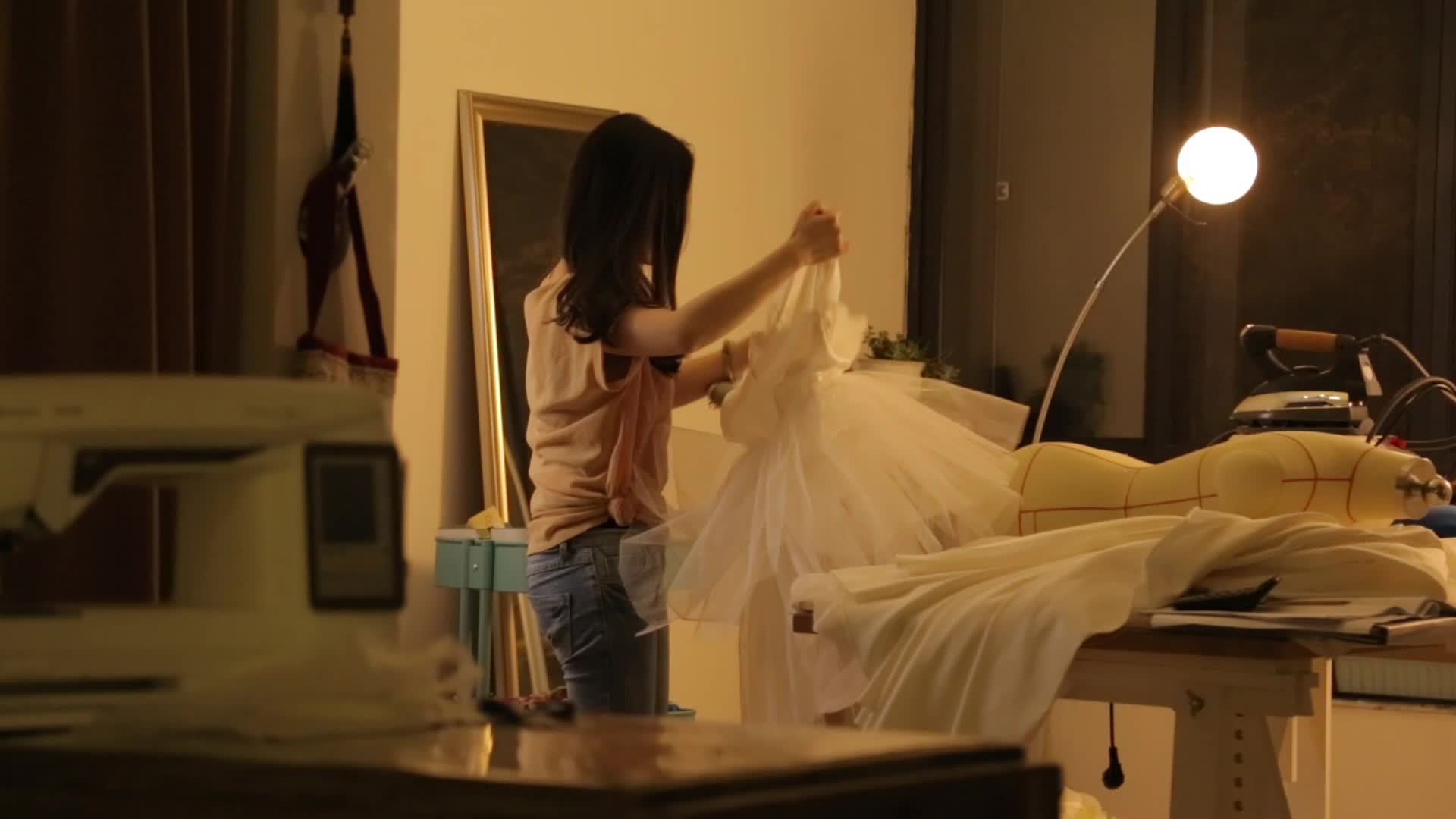 M1成都婚纱服装设计师用模特给婚纱打板视频的预览图
