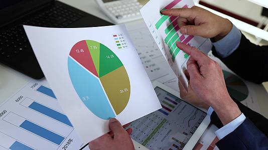 财务报表分析和数据统计的商人视频的预览图