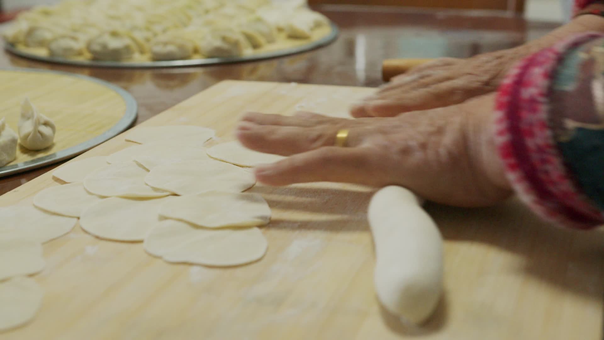 6K过年年夜饭传统美食农家母亲包饺子煮饺子视频的预览图