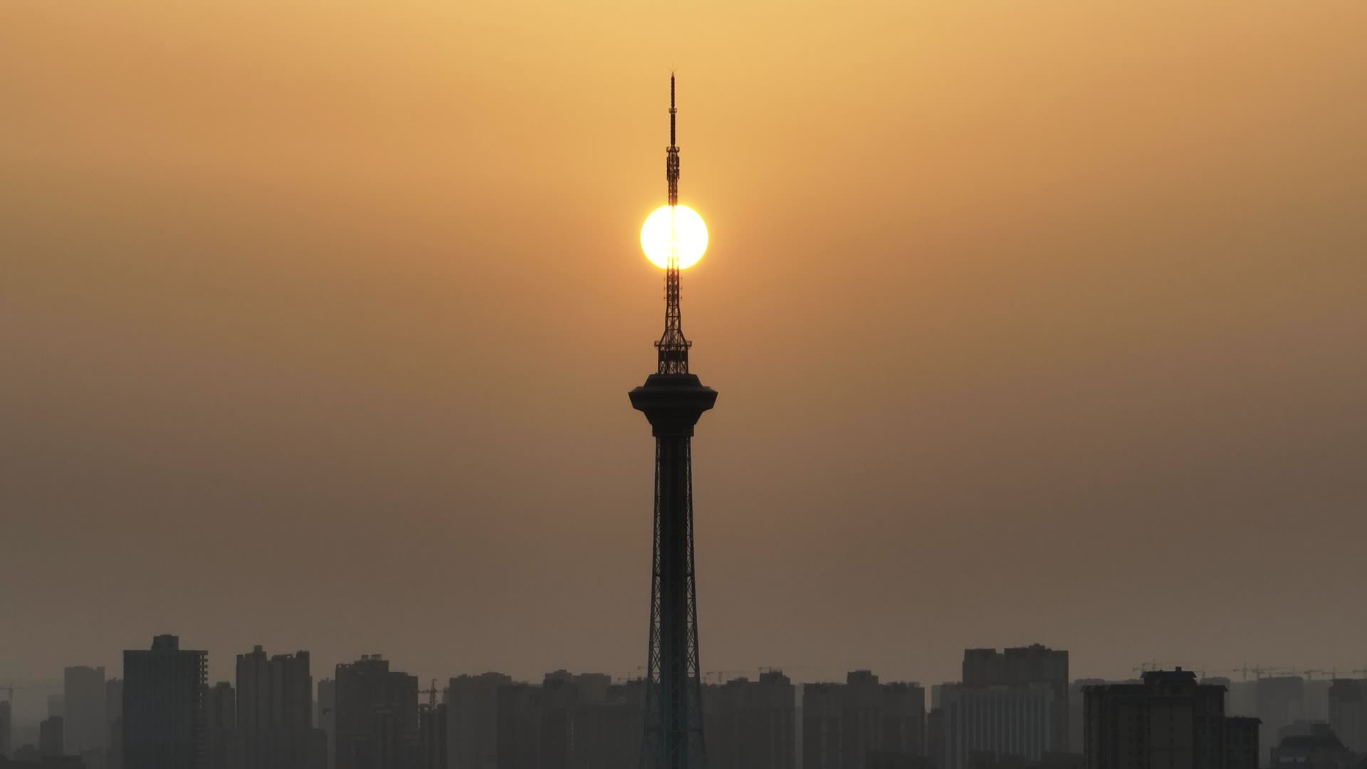 4K航拍河南开封市高塔中间日落风景视频的预览图