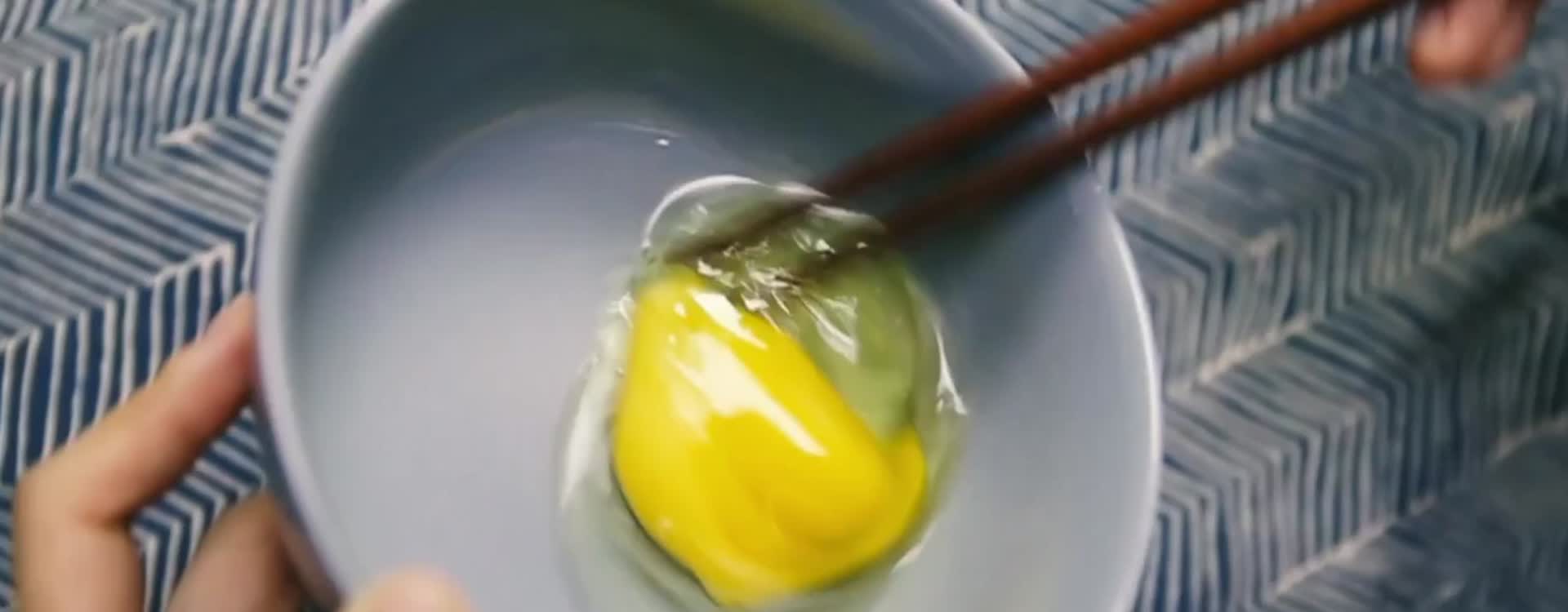 打鸡蛋烹饪制作实拍视频的预览图