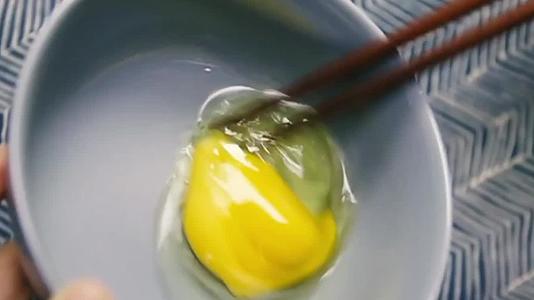 打鸡蛋烹饪制作实拍视频的预览图