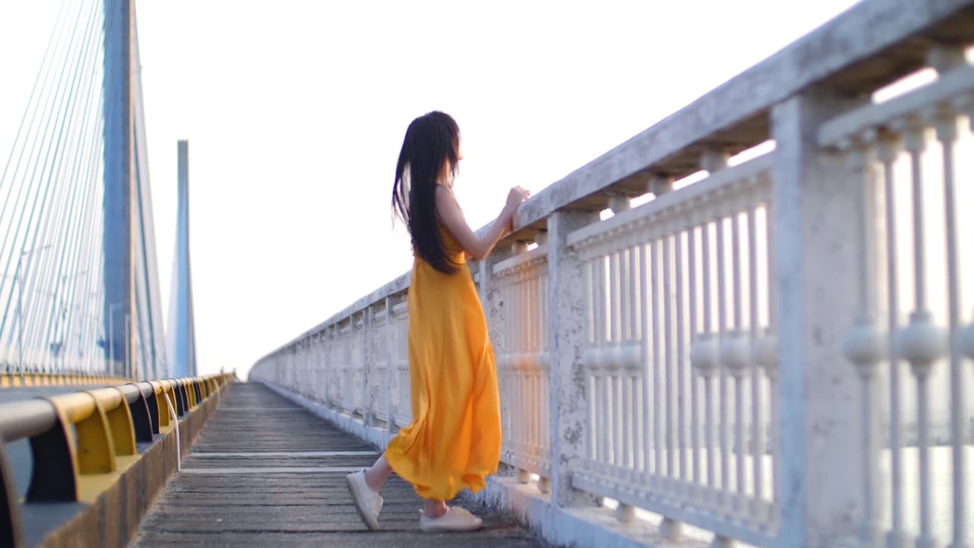 女孩在桥上吹风奔跑人文艺术视频视频的预览图