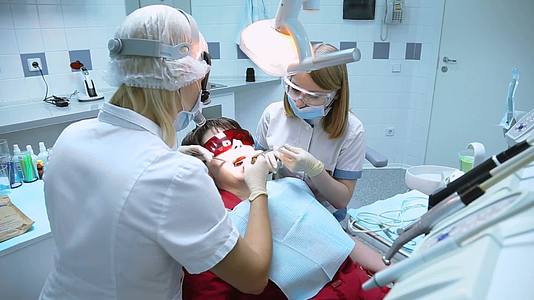 实拍牙医为患者治疗视频视频的预览图