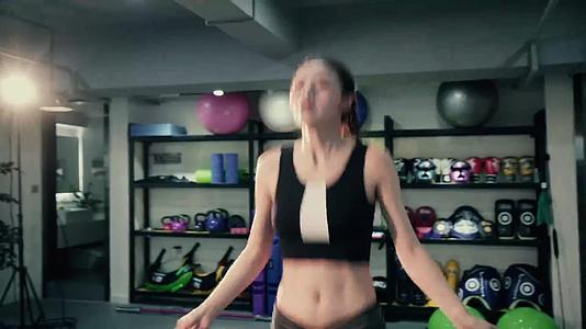 健身房美女运动健身视频的预览图