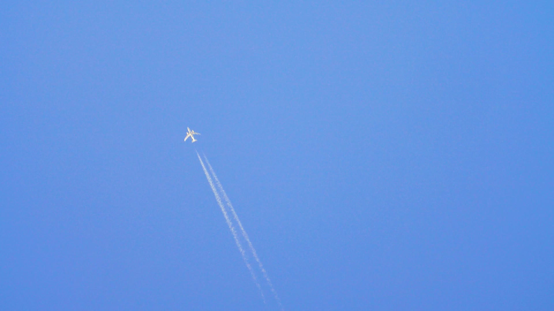 实拍飞机飞过蓝天留下飞机白线视频视频的预览图