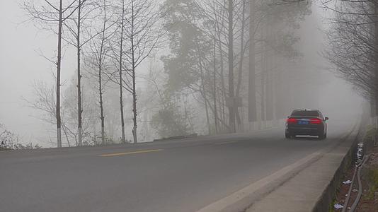 驾车开车离别孤身进入浓雾消失意向镜头视频的预览图