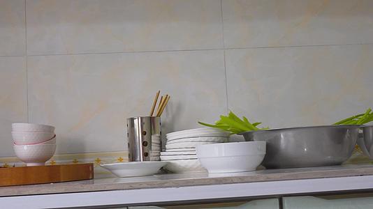 农村日常家用厨房厨具餐具视频的预览图