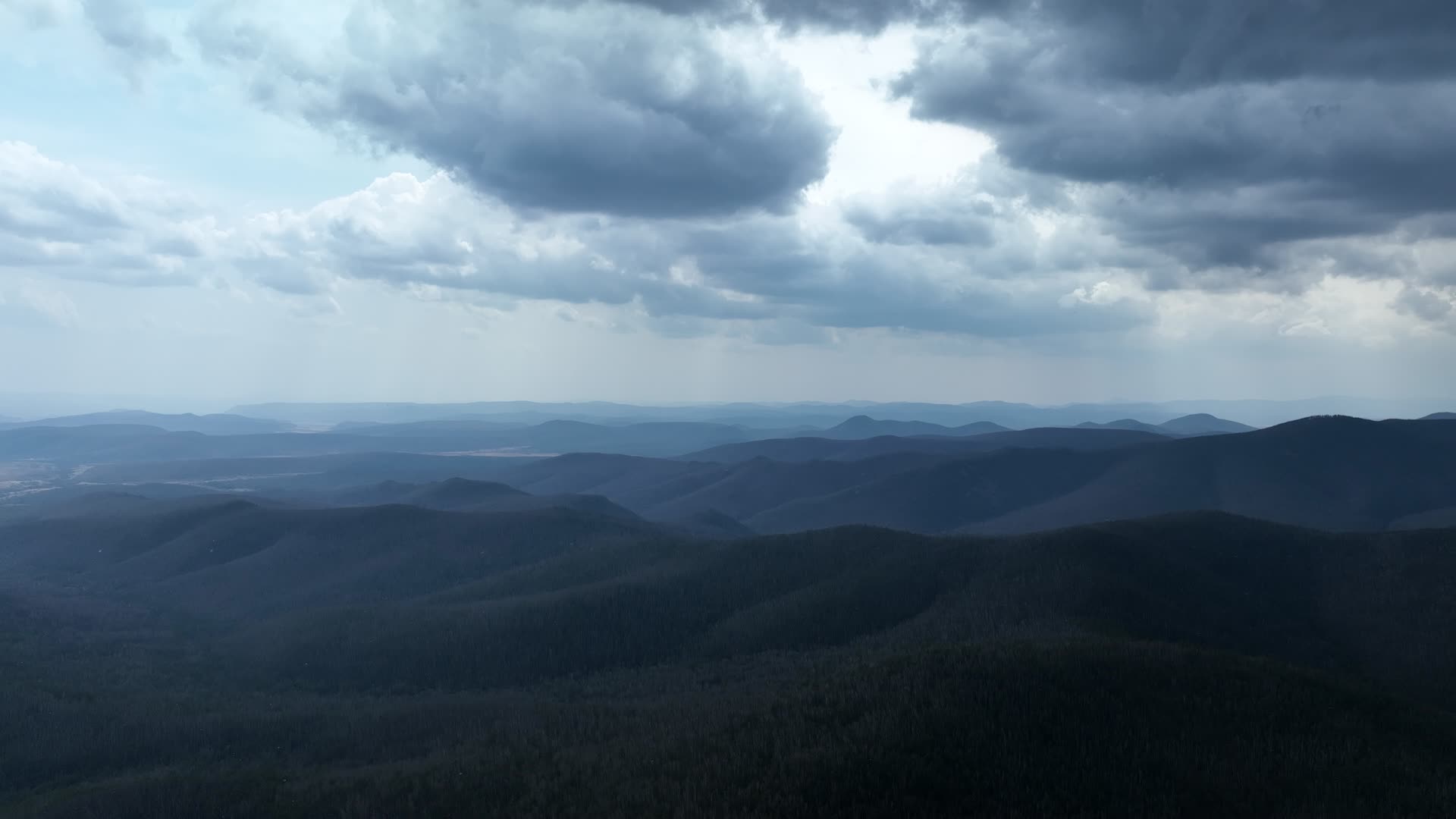 阴云笼罩的大兴安岭主峰视频的预览图
