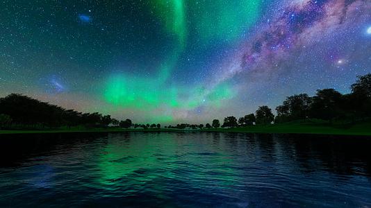 夜晚森林湖泊星空北极光视频视频的预览图