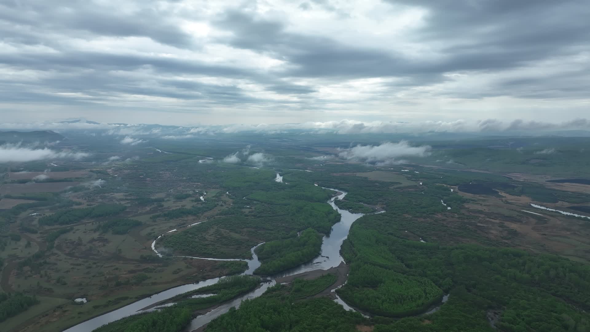 航拍初夏根河湿地云雾视频的预览图