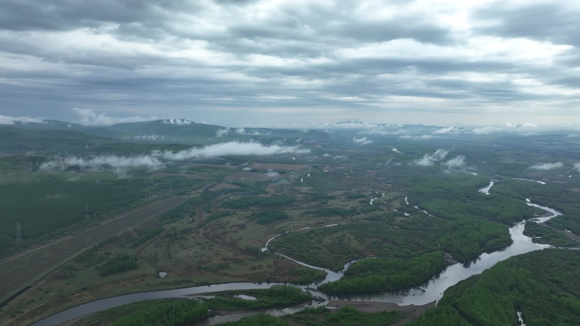 航拍初夏根河湿地云雾视频的预览图